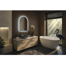 Helles Badezimmer mit Waschtisch, Spiegel mit Beleuchtung und freistehender Badewanne