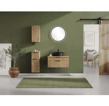 Modernes Badezimmer mit Waschtischunterschrank in Holzlatten-Optik, schwarzem Aufsatzbecken, rundem beleuchtetem Spiegel und passenden Schränken.