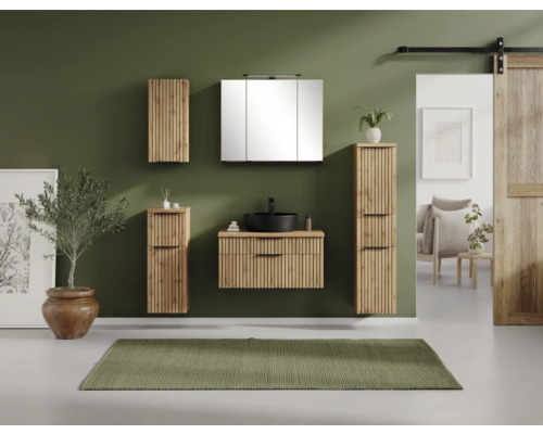 Modernes Badezimmermöbel-Set aus hellem Holz mit vertikalen Lamellen, schwarzem Aufsatzwaschbecken, Spiegelschrank und passenden Badschränken.