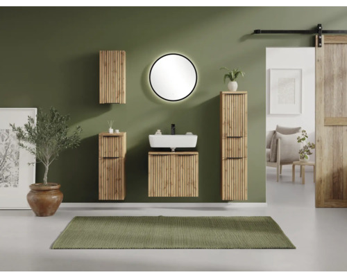 Ensemble de salle de bain moderne avec façades en lattes de bois, vasque blanche, miroir lumineux rond et colonnes de rangement suspendues.