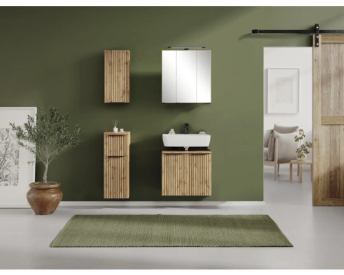 Salle de bain organisée avec ensemble de meubles en bois aspect lamelles, lavabo en céramique blanc, armoire à miroir et meubles latéraux.