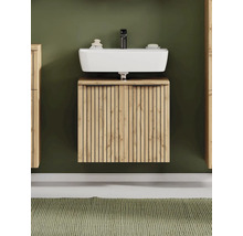 Meuble sous-vasque suspendu moderne avec lavabo en céramique blanche, robinet noir et meuble en bois à lattes verticales.