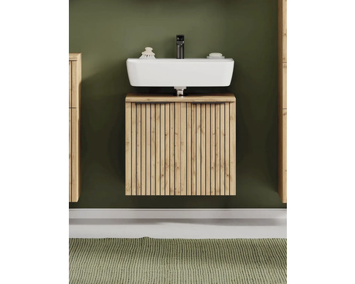 Meuble sous-vasque suspendu moderne avec lavabo en céramique blanche, robinet noir et meuble en bois à lattes verticales.