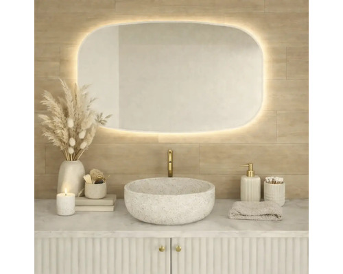 Badezimmer mit Waschtisch, Spiegel mit Beleuchtung und Zubehör