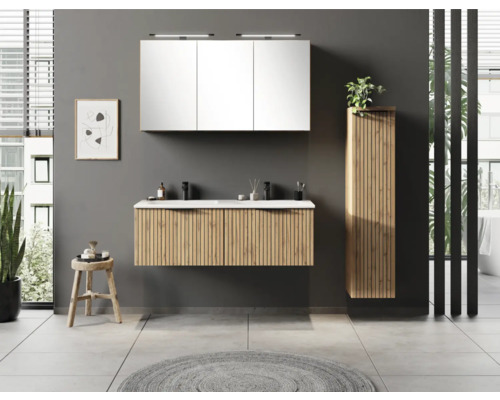 Modernes Badezimmer-Set bestehend aus Doppelwaschtisch mit Holzlamellen, dreiteiligem Spiegelschrank mit Beleuchtung und einem Hochschrank.