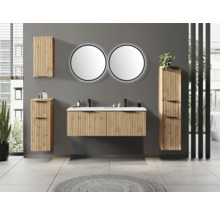 Modernes Badezimmermöbel-Set in Holzoptik mit Lamellenfront, Doppelwaschbecken, zwei hinterleuchteten Rundspiegeln und passenden Hochschränken.