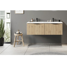 Modernes Badezimmer mit wandhängendem Doppelwaschtisch in Eichenoptik mit Lamellenfront, weißem Doppelwaschbecken, schwarzen Armaturen und Holzhocker.