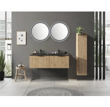 Modernes Badezimmer mit hängendem Doppelwaschtisch aus Holzlatten, zwei hinterleuchteten runden Spiegeln und passendem Hochschrank.