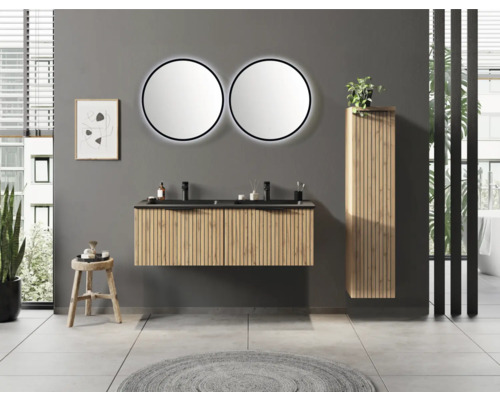 Modernes Badezimmer mit hängendem Doppelwaschtisch aus Holzlatten, zwei hinterleuchteten runden Spiegeln und passendem Hochschrank.