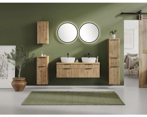 Modernes Badezimmer mit Doppelwaschtisch in Holzoptik, zwei weißen Aufsatzwaschbecken, runden LED-Spiegeln und passenden Schränken mit Lamellenfront.