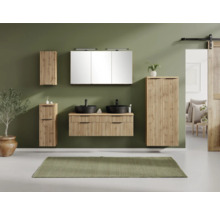 Modernes Badezimmer mit Doppel-Waschtischunterschrank in Eiche-Optik mit Lamellen, zwei schwarzen Becken und Spiegelschrank vor grüner Wand.