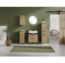 Salle de bain moderne avec meubles en aspect bois et lamelles, comprenant un miroir rond, des colonnes et une porte coulissante.