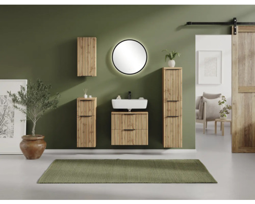 Salle de bain moderne avec meubles en aspect bois et lamelles, comprenant un miroir rond, des colonnes et une porte coulissante.