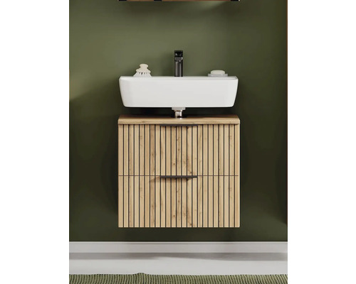 Meuble sous-lavabo mural aspect chêne avec design à lamelles, vasque à poser blanche et robinetterie noire.