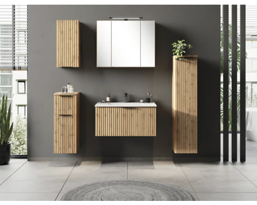 Modernes Badezimmermöbel-Set mit Holzlatten-Fronten, bestehend aus Waschtischunterschrank mit Waschbecken, Spiegelschrank und mehreren Hängeschränken.