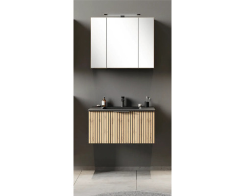 Badezimmermöbel-Set bestehend aus einem Waschbeckenunterschrank mit Holzlamellen-Front und einem dreitürigen Spiegelschrank mit Beleuchtung.