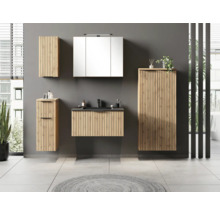 Modernes Badezimmermöbel-Set in Eichenoptik mit vertikalen Holzlatten, Waschtisch, Spiegelschrank und passenden Schränken.