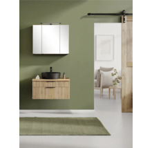 Modernes Badezimmer mit Waschtischunterschrank in Holzoptik, schwarzem Aufsatzwaschbecken, Spiegelschrank und einer hölzernen Schiebetür.