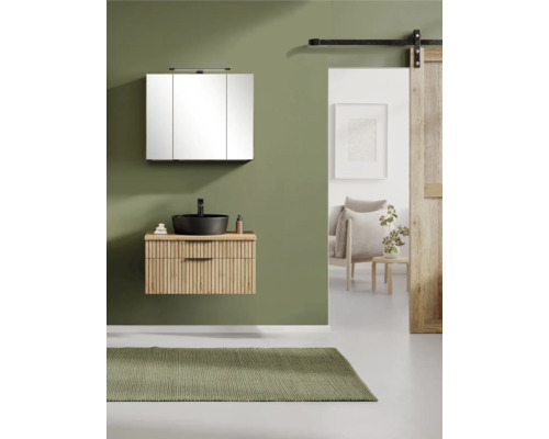Modernes Badezimmer mit Waschtischunterschrank in Holzoptik, schwarzem Aufsatzwaschbecken, Spiegelschrank und einer hölzernen Schiebetür.