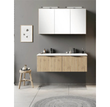 Modernes Badezimmer-Set bestehend aus hängendem Waschtischunterschrank in Holzoptik mit Rillenstruktur, Doppelwaschbecken und Spiegelschrank.