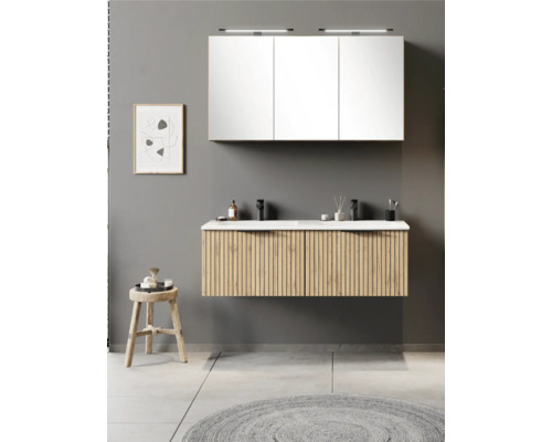Modernes Badezimmer-Set bestehend aus hängendem Waschtischunterschrank in Holzoptik mit Rillenstruktur, Doppelwaschbecken und Spiegelschrank.