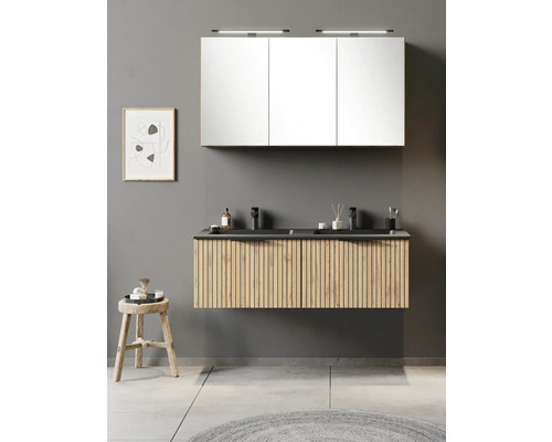 Modernes, organisiertes Badezimmer mit Doppelwaschtisch aus Holzlamellen, schwarzem Doppelwaschbecken und dreitürigem Spiegelschrank mit LED-Leuchten.
