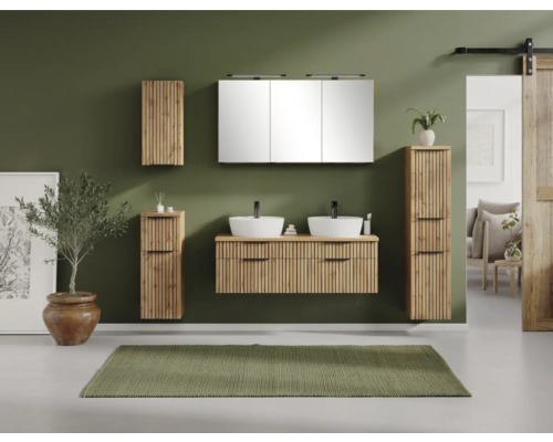 Badezimmermöbel-Set aus hellem Holz mit Lamellenstruktur, bestehend aus Doppelwaschtisch, zwei Aufsatzbecken, Spiegelschrank und Beistellschränken.