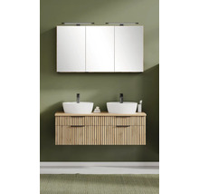 Moderner Doppelwaschtisch mit Holz-Unterschrank in Latten-Optik, zwei weißen Aufsatzbecken, schwarzen Armaturen und Spiegelschrank mit LED-Licht.