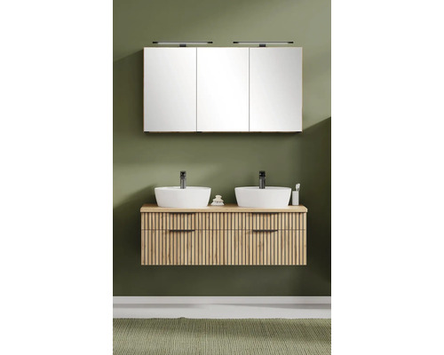 Moderner Doppelwaschtisch mit Holz-Unterschrank in Latten-Optik, zwei weißen Aufsatzbecken, schwarzen Armaturen und Spiegelschrank mit LED-Licht.
