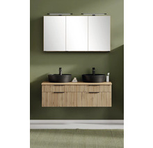 Moderner Doppelwaschtisch mit Holzlattenfront, zwei schwarzen Aufsatzbecken und dreitürigem Spiegelschrank mit LED-Beleuchtung.