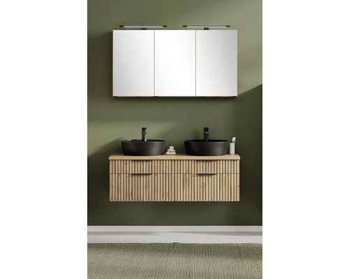 Moderner Doppelwaschtisch mit Holzlattenfront, zwei schwarzen Aufsatzbecken und dreitürigem Spiegelschrank mit LED-Beleuchtung.