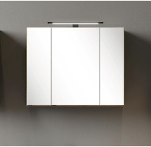 Armoire de toilette à trois portes avec un éclairage LED sur le dessus.