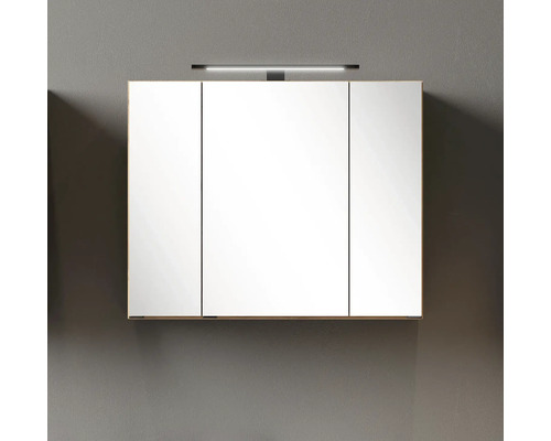 Armoire de toilette à trois portes avec un éclairage LED sur le dessus.
