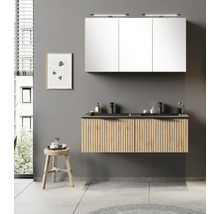 Meuble double vasque moderne avec façade en lattes de bois, double vasque noire et armoire de toilette à trois portes.