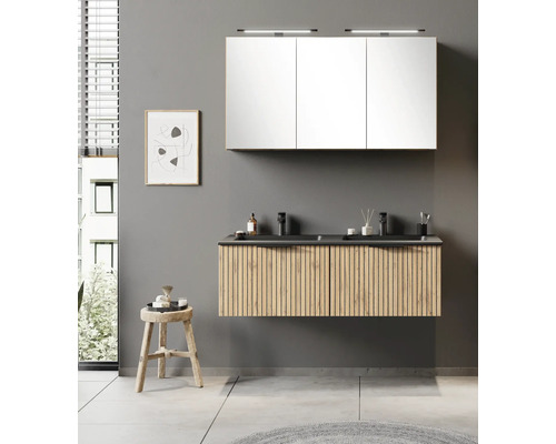 Meuble double vasque moderne avec façade en lattes de bois, double vasque noire et armoire de toilette à trois portes.