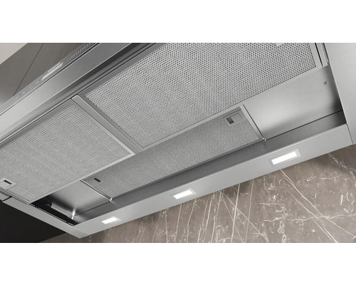 Nahaufnahme einer Dunstabzugshaube aus Metall mit Beleuchtung und Filter