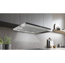 Küchenszene mit Dunstabzugshaube unter einem Hängeschrank