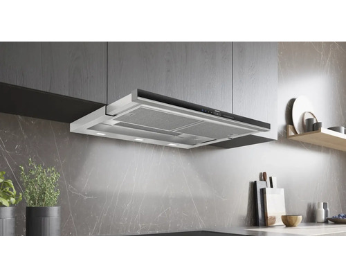 Küchenszene mit Dunstabzugshaube unter einem Hängeschrank