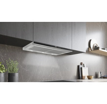 Dunstabzugshaube zwischen Küchenschränken in einer modernen Küche.