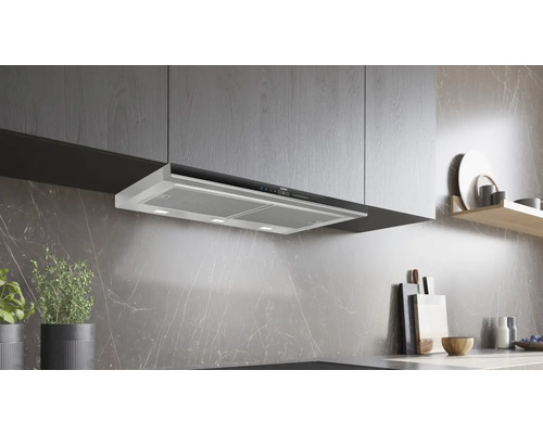 Dunstabzugshaube zwischen Küchenschränken in einer modernen Küche.