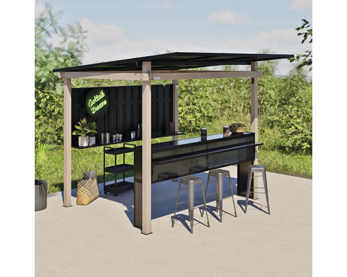 Outdoor-Bar mit Überdachung, Rückwand, Regal und drei Barhockern auf einer Terrasse im Garten