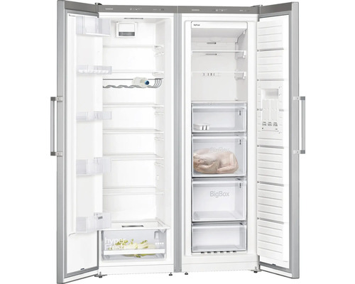 Réfrigérateur combiné Siemens ouvert avec étagères et compartiments.