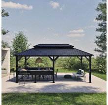 Gartenpavillon mit Esstisch, Stühlen und Sitzgelegenheit im Aussenbereich