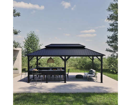 Gartenpavillon mit Esstisch, Stühlen und Sitzgelegenheit im Aussenbereich