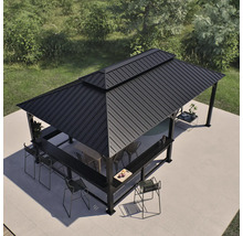 Freistehender Pavillon mit Dach, Bartisch und Barhockern im Garten.