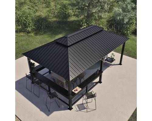 Freistehender Pavillon mit Dach, Bartisch und Barhockern im Garten.