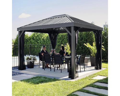 Gartenszene mit Pavillon, Tisch und Stühlen im Freien
