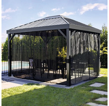 Pavillon mit Moskitonetz und Gartengarnitur auf Rasenfläche