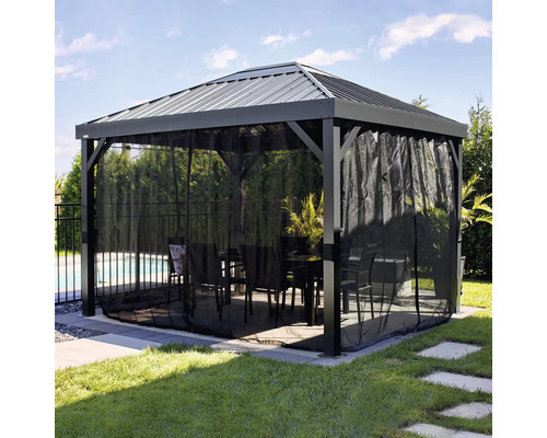 Pavillon mit Moskitonetz und Gartengarnitur auf Rasenfläche