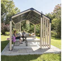 Scène de jardin avec pavillon, table et sièges sur une surface pavée